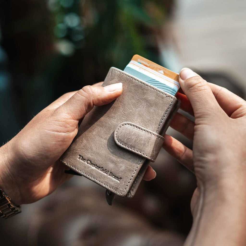 The Chesterfield Brand Pashouder 'Prague', Antique Buff