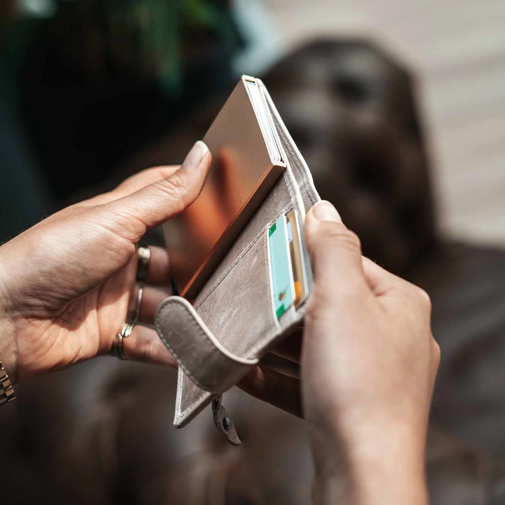 The Chesterfield Brand Pashouder 'Prague', Antique Buff